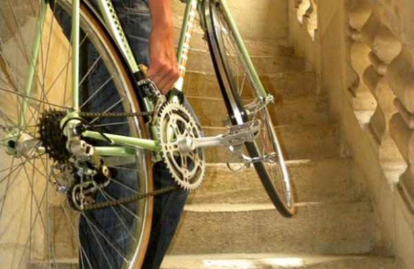 وسیله چوبی برای حمل دوچرخه روی پله ها
